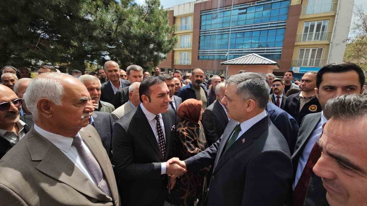 BAKAN MUSTA ÇİFTÇİ YILLAR ÖNCE KAYMAKAM OLARAK GÖREV YAPTIĞI ADİLCEVAZI ZİYARET ETTİ