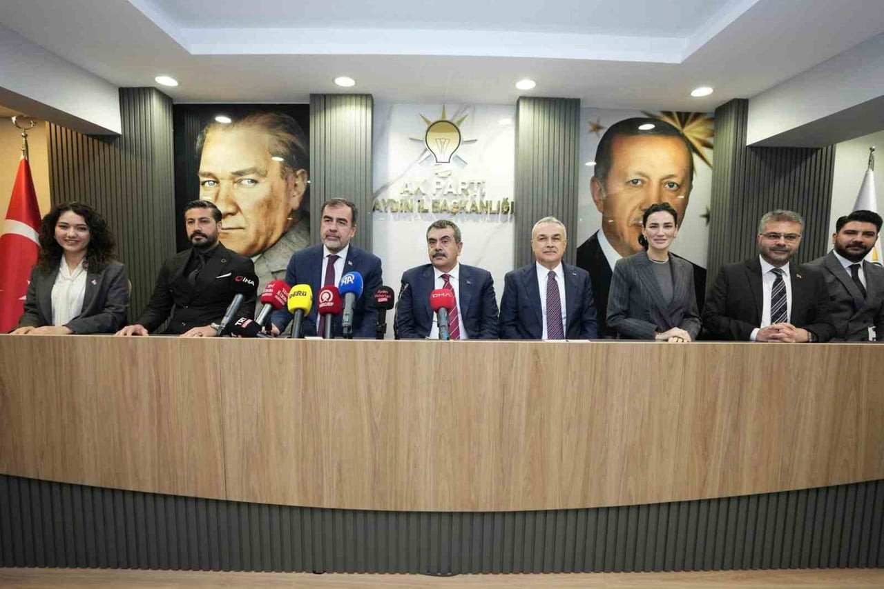 BAKAN TEKİN, AK PARTİ İL BAŞKANLIĞI'NDA PARTİLİLER İLE BİR ARAYA GELDİ