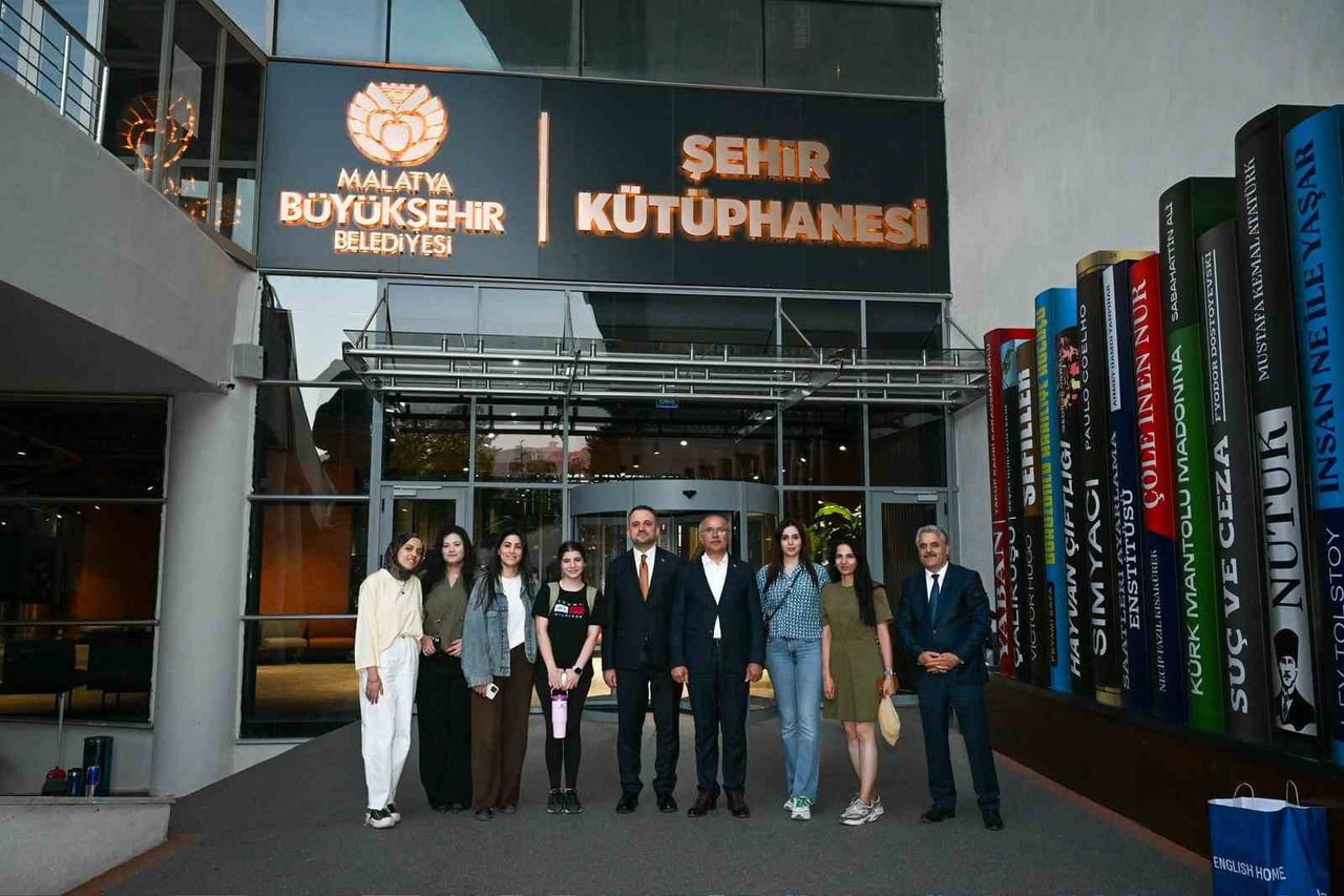 BAKAN YARDIMCISI DR. ENES EMİNOĞLU'NDAN ŞEHİR KÜTÜPHANESİNE TAM NOT