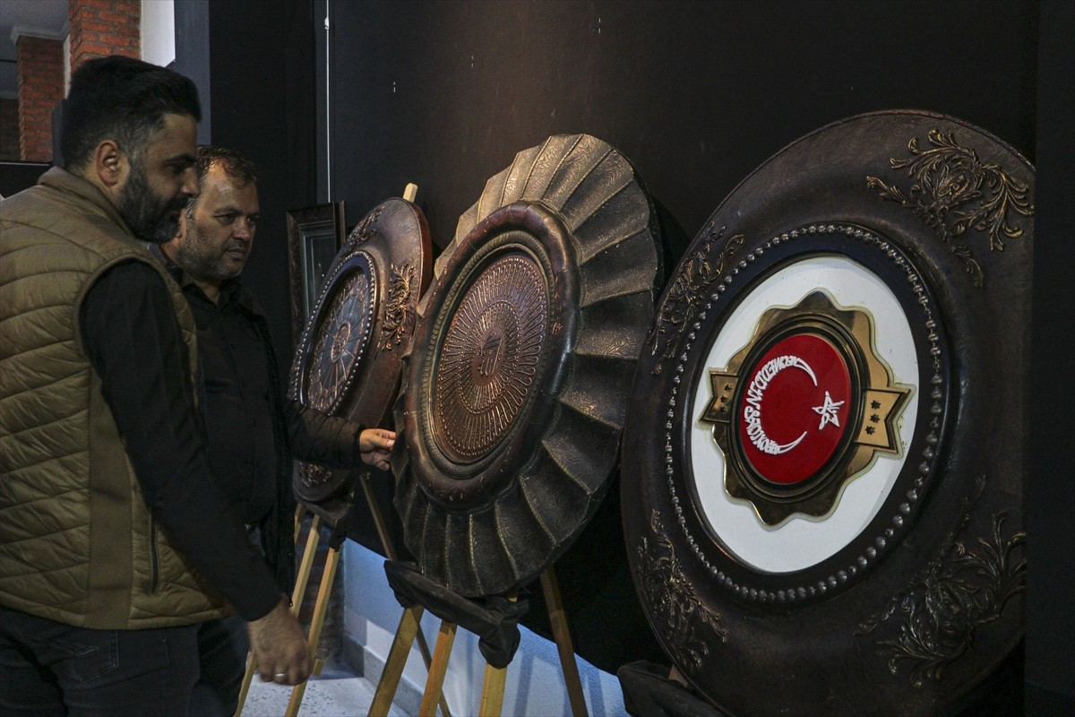 Bakır rölyef sanatçısı Necmeddin Sadıkoğlu'nun, "Bakır Rölyef ve Hat Sanatı" sergisi, Ankara'da...