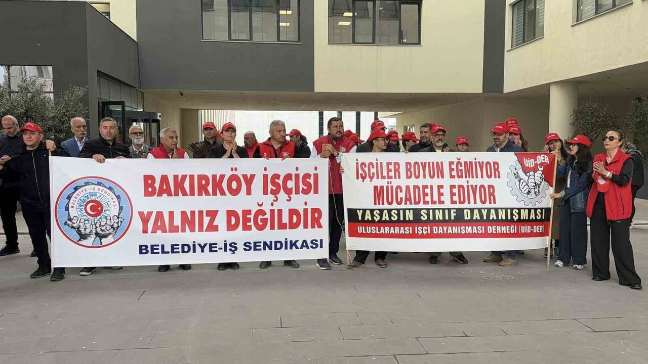 BAKIRKÖY BELEDİYESİ ÖNÜNDE TOPLANAN SENDİKA ÜYELERİ, 38 ÇALIŞANIN İŞİNE SON VERİLMESİNE TEPKİ...