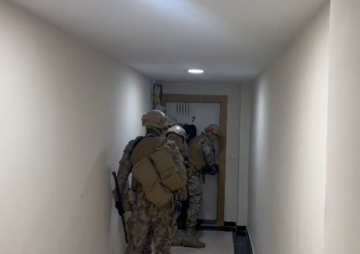 BAKIRKÖY CUMHURİYET BAŞSAVCILIĞI'NCA, FARKLI İLLERDE ÇEŞİTLİ SUÇLARA KARIŞTIĞI BELİRLENEN ‘AY...