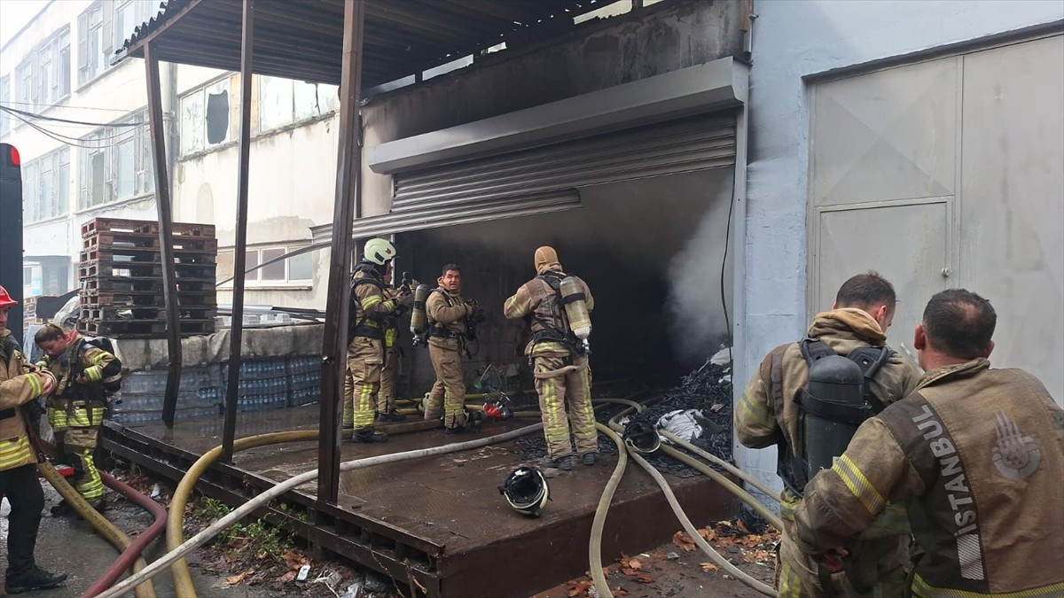 Bakırköy Osmaniye Mahallesi'ndeki 2 katlı etiket fabrikasında çıkan yangına itfaiye ekipleri...