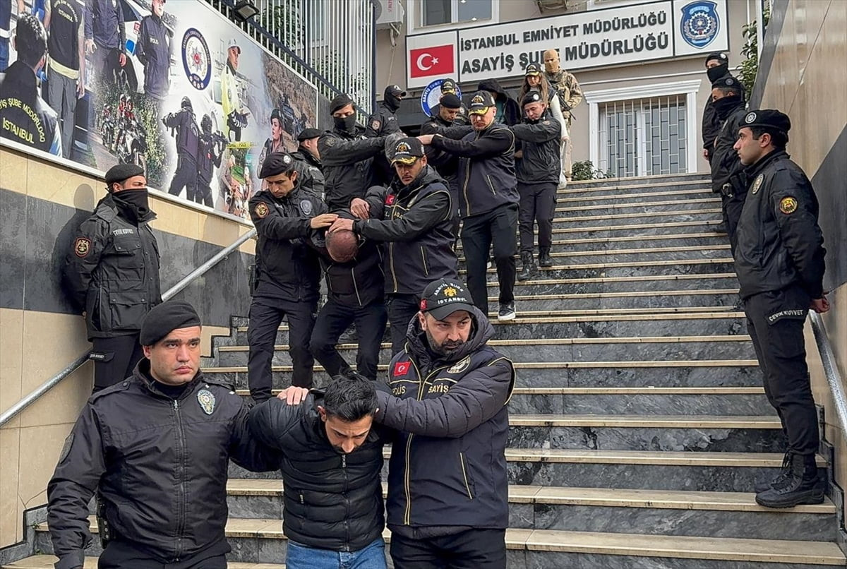Bakırköy'de, bir kişinin aracıyla seyir halindeyken uğradığı silahlı saldırıda öldürülmesine...