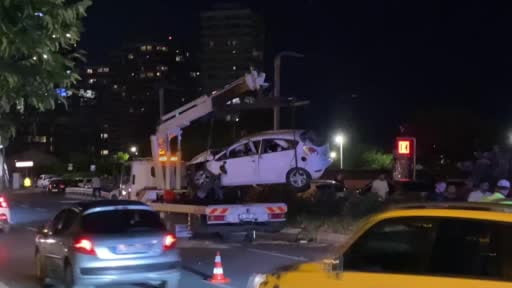 Bakırköy'de kontrolden çıkan otomobil takla attı: 1 yaralı