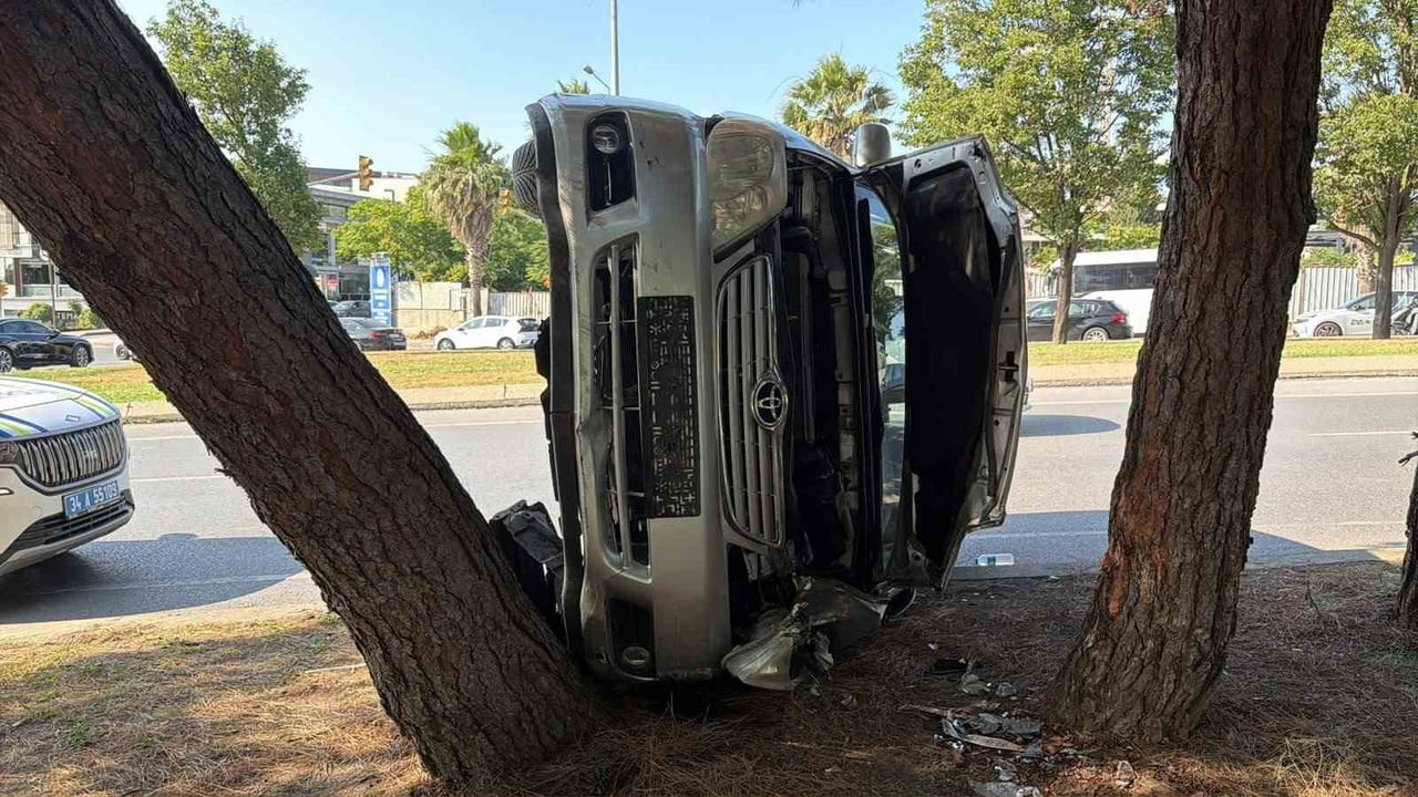 BAKIRKÖY'DE, KONTROLDEN ÇIKARAK ÖNCE KALDIRIMA ARDINDAN AĞACA ÇARPAN OTOMOBİL TAK ATTI, KAZADA...