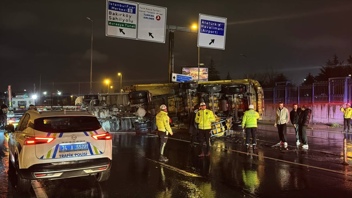 Bakırköy'de refüje çarparak devrilen kamyonun sürücüsü ile kazayı görerek yardım etmek için...