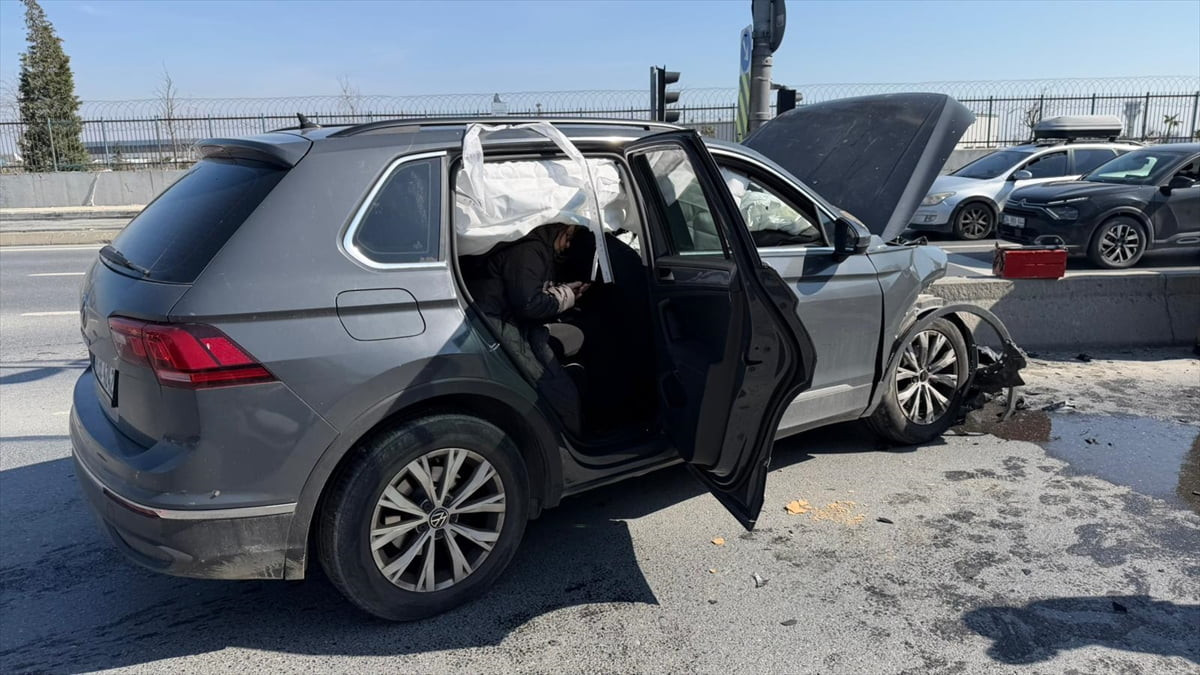 Bakırköy'de, seyir halindeki 2 otomobilin çarpışması sonucu meydana gelen trafik kazasında...