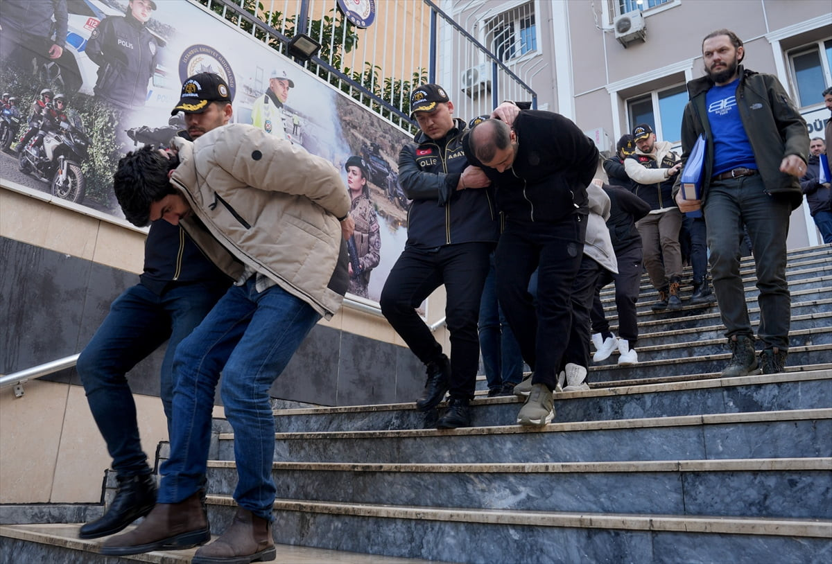 Bakırköy'de, site otoparkındaki 2 araçtan 30 milyon dolar çalındığı iddiasına ilişkin 3 ilde...
