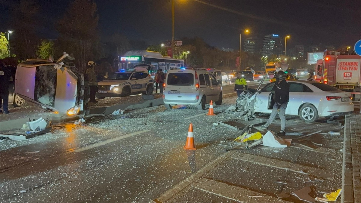 Bakırköy'de sürücüsünün direksiyon hakimiyetini kaybettiği otomobil, ters istikamete geçerek karşı...