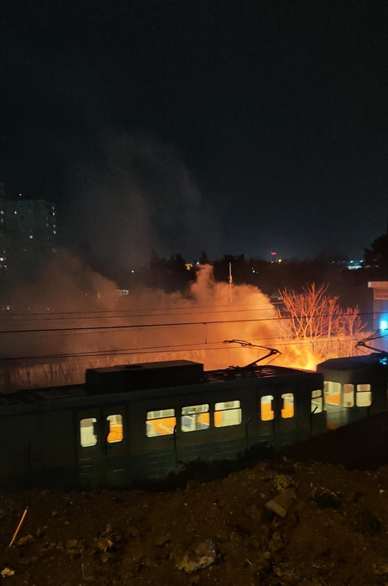 Bakırköy'de, Yenibosna Metro Durağı yanında bulunan elektrik kablolarında çıkan yangın itfaiye...