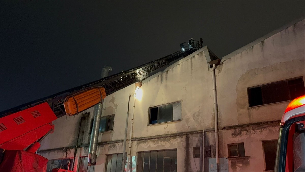Bakırköy’de 2 katlı iş yerinde çıkan yangın itfaiye ekipleri tarafından söndürüldü