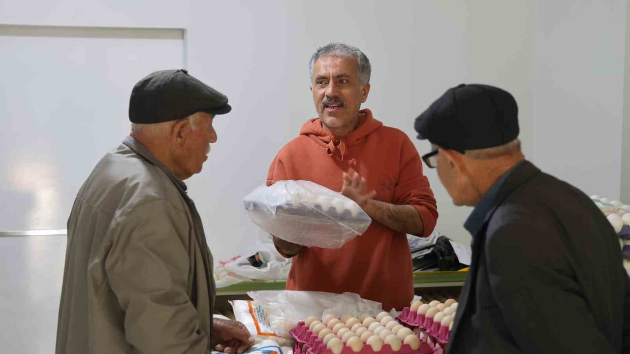 BAKKAL İŞLETMECİSİ CİHAN ÖZDEMİR, ÜRÜN FİYATLARINI PİYASA DEĞERİNİN ALTINA ÇEKEREK VATANDAŞIN...