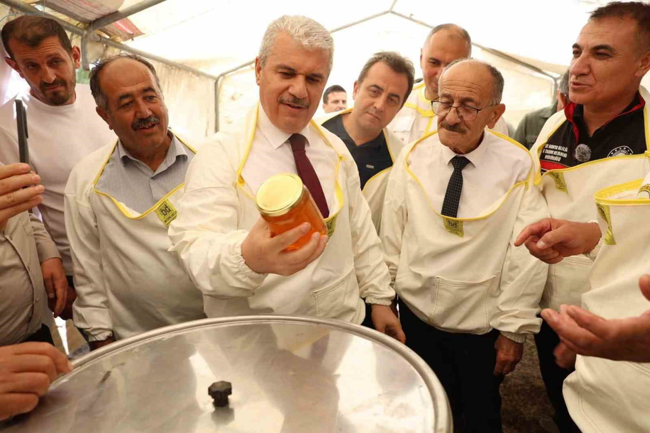 BAL HASADI PROGRAMI'NIN HAYIRLARA VESİLE OLMASINI TEMENNİ EDEN KONYA VALİSİ İBRAHİM AKIN (ORTADA...