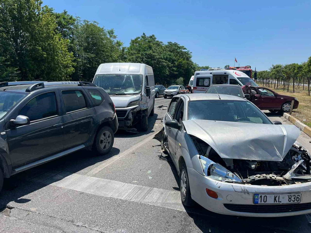 BALIKESİR-BURSA KARA YOLUNDA 6 ARACIN KARIŞTIĞI ZİNCİRLEME TRAFİK KAZASINDA YARALANAN 2 KİŞİ...