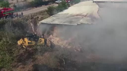 Balıkesir İtfaiyesi, 3 ayrı noktada yangınlara müdahale ediyor