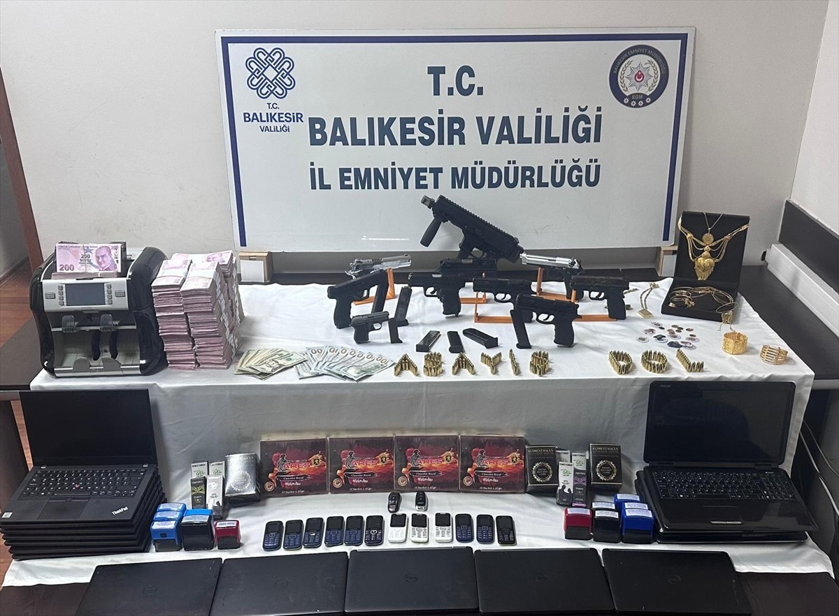 Balıkesir merkezli 3 ilde düzenlenen dolandırıcılık operasyonunda gözaltına alınan 54 şüpheliden...