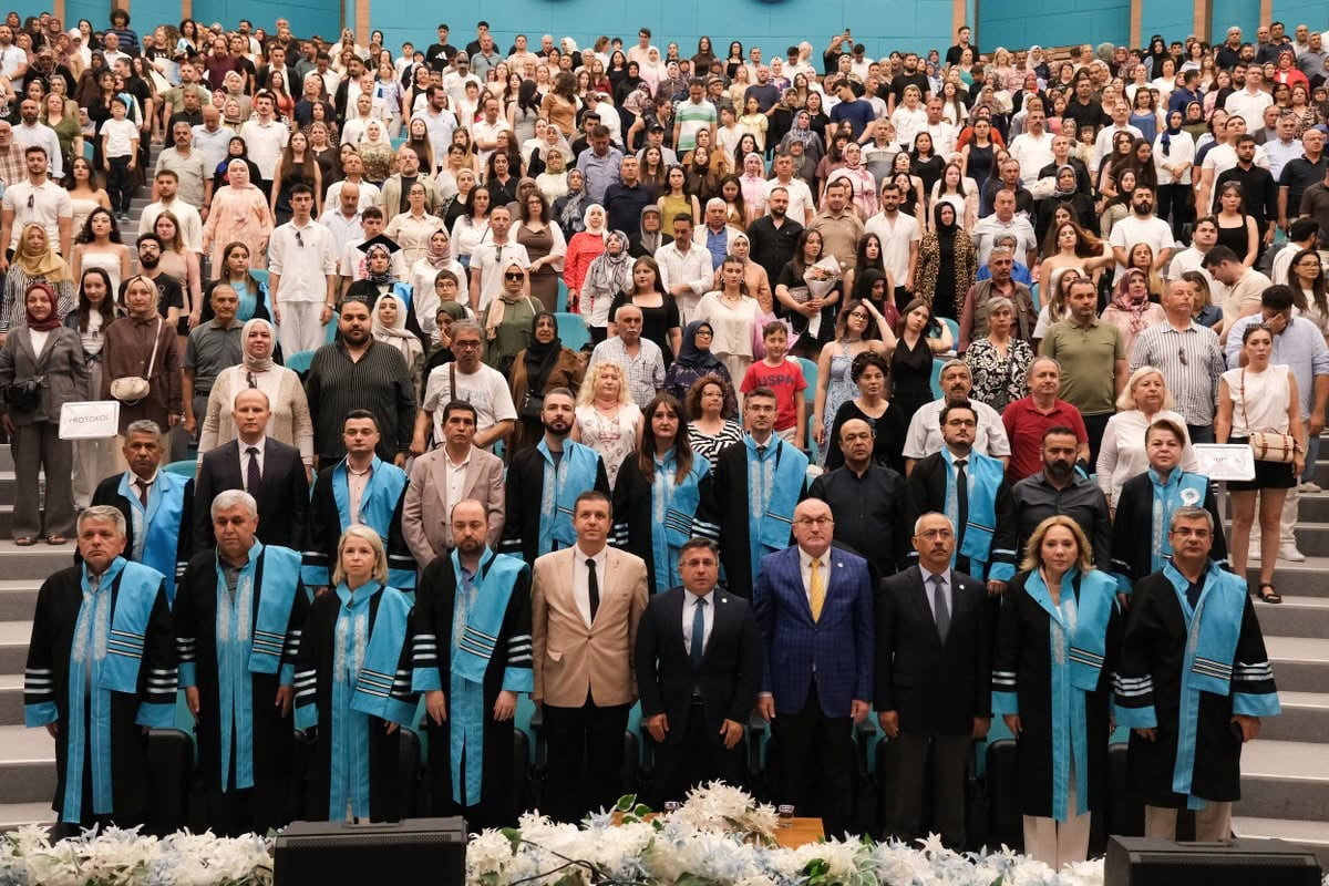 BALIKESİR ÜNİVERSİTESİ BALIKESİR MESLEK YÜKSEKOKULU'NDA (MYO) MEZUNİYET HEYECANI YAŞANDI.