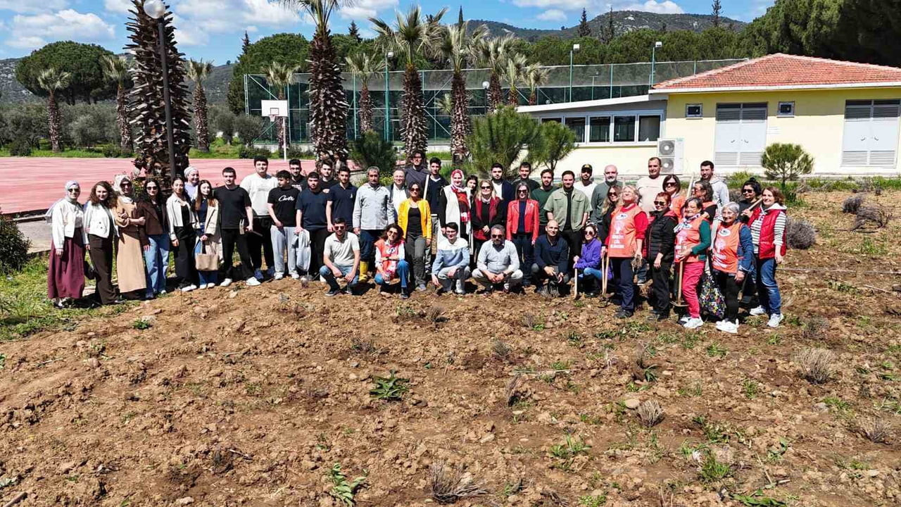 BALIKESİR ÜNİVERSİTESİ EDREMİT MESLEK YÜKSEKOKULU BAHÇESİNDE, SÜRDÜRÜLEBİLİR TARIM VE UYGULAMALI...