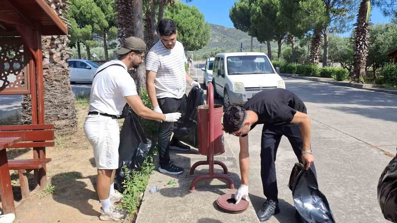 BALIKESİR ÜNİVERSİTESİ EDREMİT MESLEK YÜKSEKOKULU ÖĞRENCİLERİ, "GÖNÜLLÜLÜK DERSİ" KAPSAMINDA...