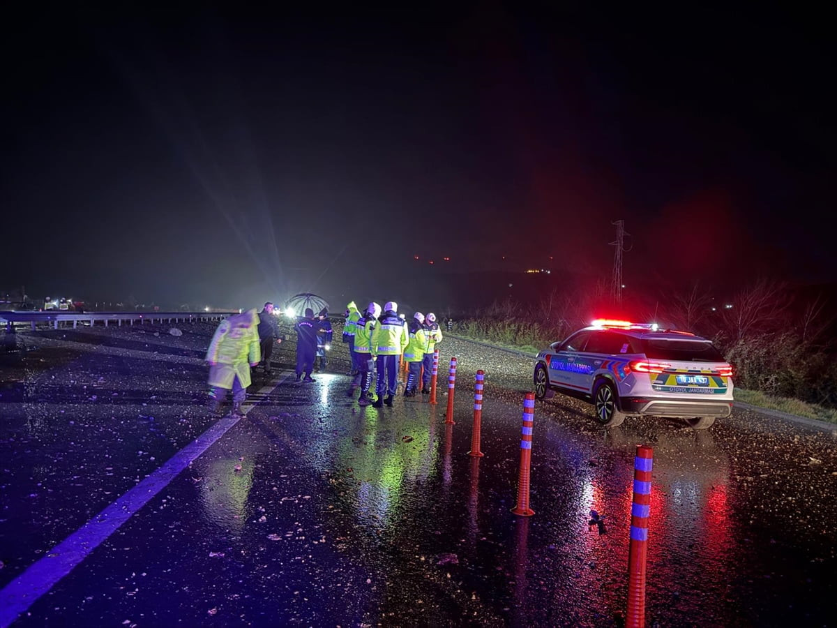 Balıkesir Valisi İsmail Ustaoğlu, 9. Ana Jet Üssü Komutanlığı filosuna ait F-16 uçağının kaza...