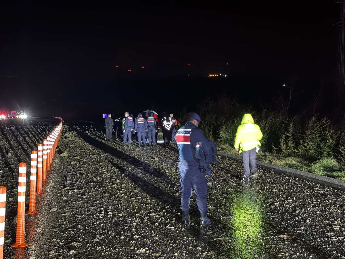 Balıkesir Valisi İsmail Ustaoğlu, 9. Ana Jet Üssü Komutanlığı filosuna ait F-16 uçağının kaza...