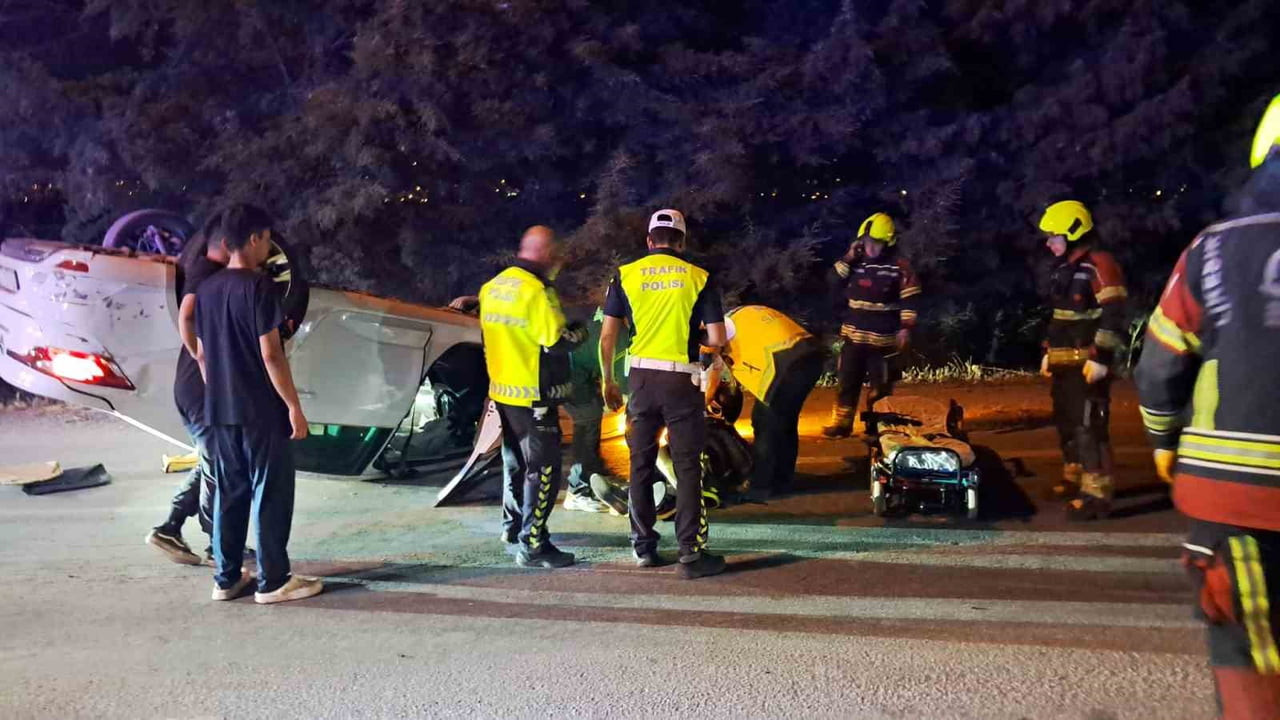BALIKESİR'DE AŞIRI HIZ TAKLA ATTIRDI; 2 YARALI