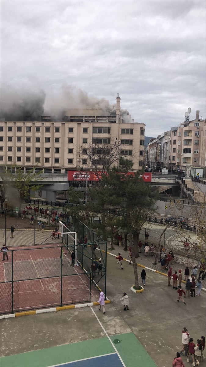 Balıkesir'de bir dönem otel olarak kullanılan, tadilat çalışmalarının sürdüğü binada çıkan yangın...