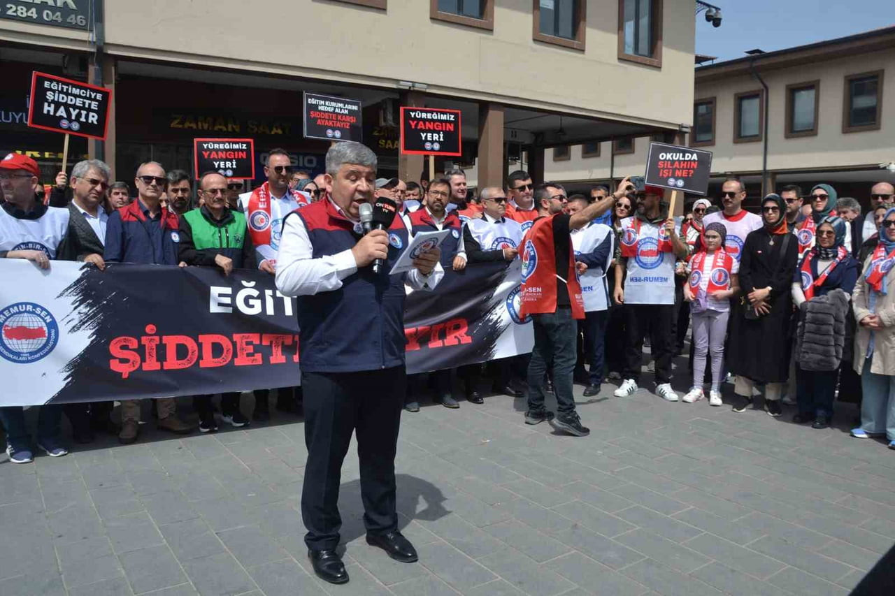 BALIKESİR'DE EĞİTİM-BİR-SEN'DEN SİVEREK SALDIRISINA PROTESTO