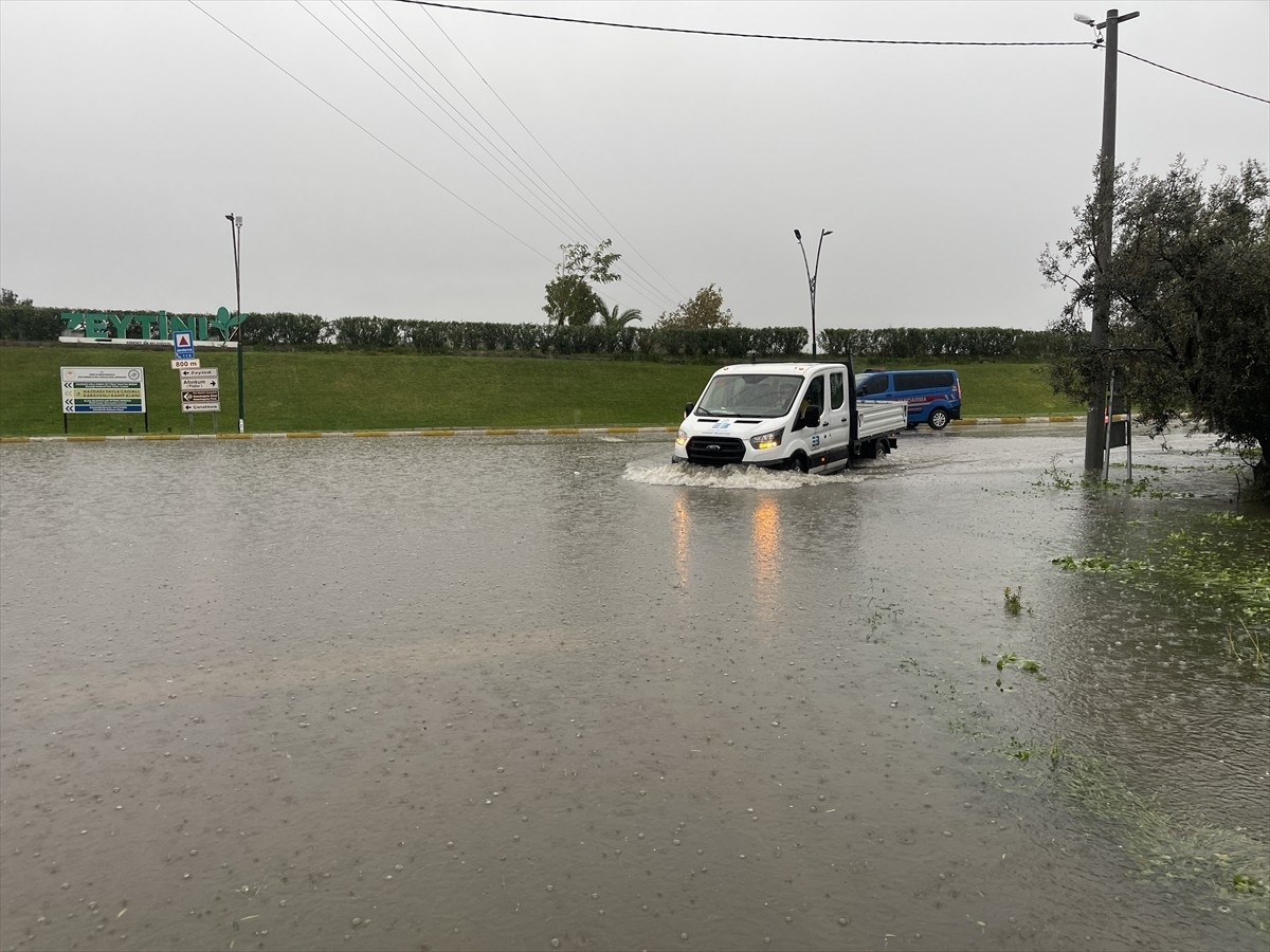 Balıkesir'de etkili olan kuvvetli yağış nedeniyle bazı ev ve iş yerlerini su bastı, hemzemin...