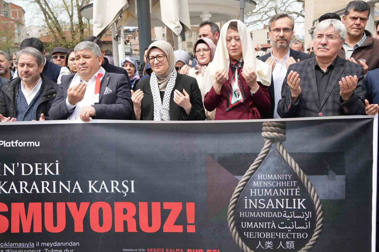 BALIKESİR'DE FİLİSTİN'E DESTEK VERMEK VE İSRAİL'E TEPKİ GÖSTERMEK İÇİN SİVİL TOPLUM KURULUŞLARI...