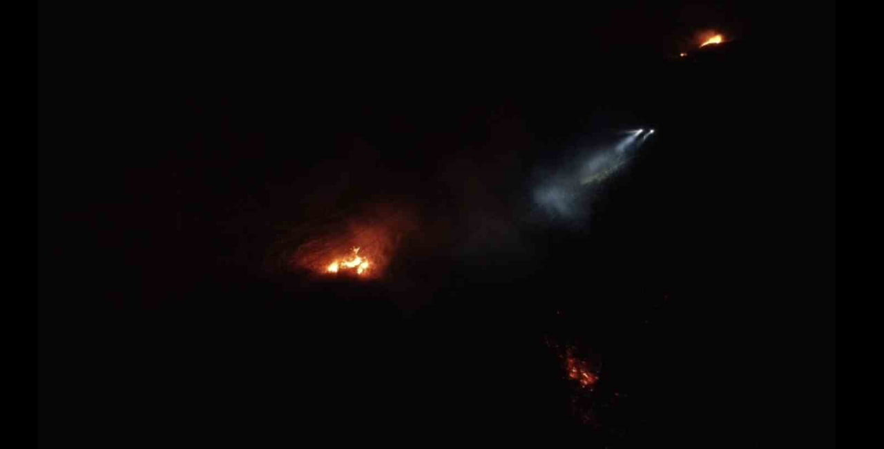 BALIKESİR'DE GECE YOL KENARINDA BAŞLAYAN ARAZİ YANGINI ORMANLIK ALANA SİRAYET ETTİ. YANGIN YOĞUN...