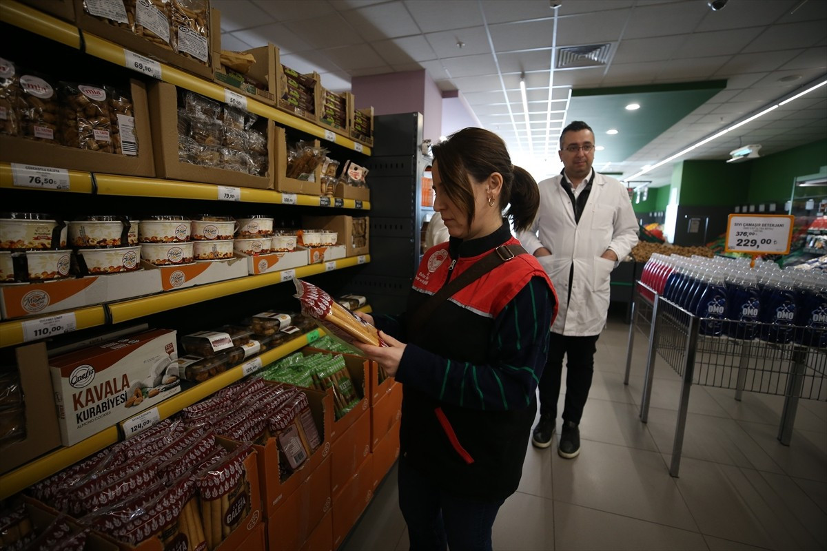 Balıkesir'de, İl Tarım ve Orman Müdürlüğü ekiplerince kentteki marketlerde gıda denetimi...