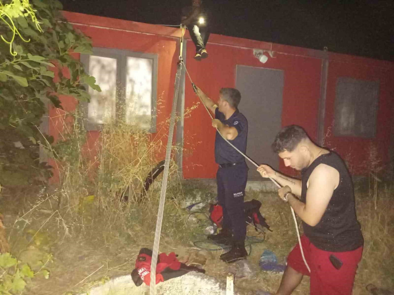 BALIKESİR'DE İŞ YERİNİN KUYUSUNA DÜŞEN YAVRU KEDİ İTFAİYE ERİ TARAFINDAN KURTARILDI.