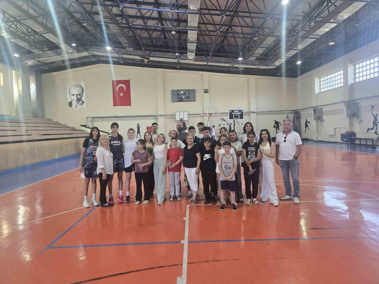 BALIKESİR'DE ÖZEL ÇOCUKLAR PARKEYE ÇIKTI VE DENEYİMLİ KOÇLARLA BASKETBOL ANTRENMANI YAPTI.