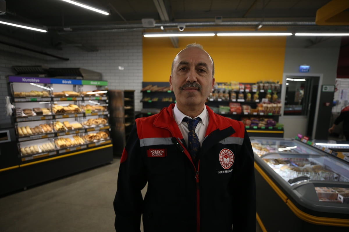 Balıkesir'de ramazanın ilk gününde İl Tarım ve Orman Müdürlüğü ekiplerince kentteki marketlerde...