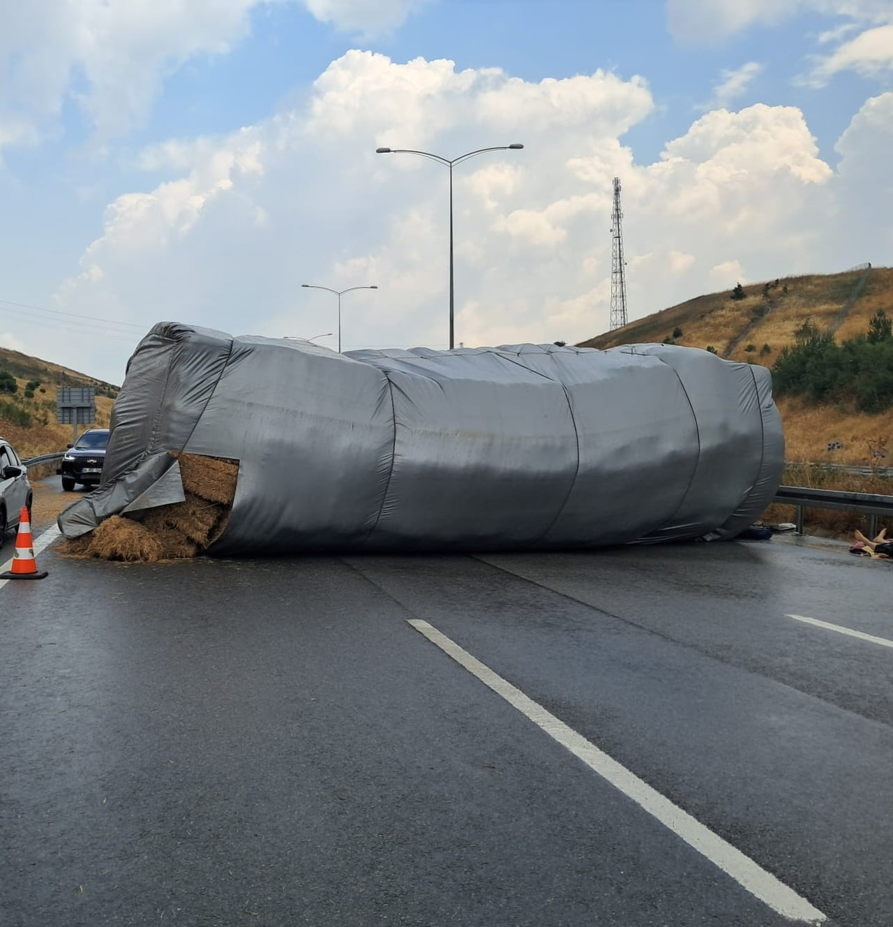 BALIKESİR'DE SAMAN YÜKLÜ TIR DEVRİLDİ, OTOYOL TRAFİĞE KAPANDI