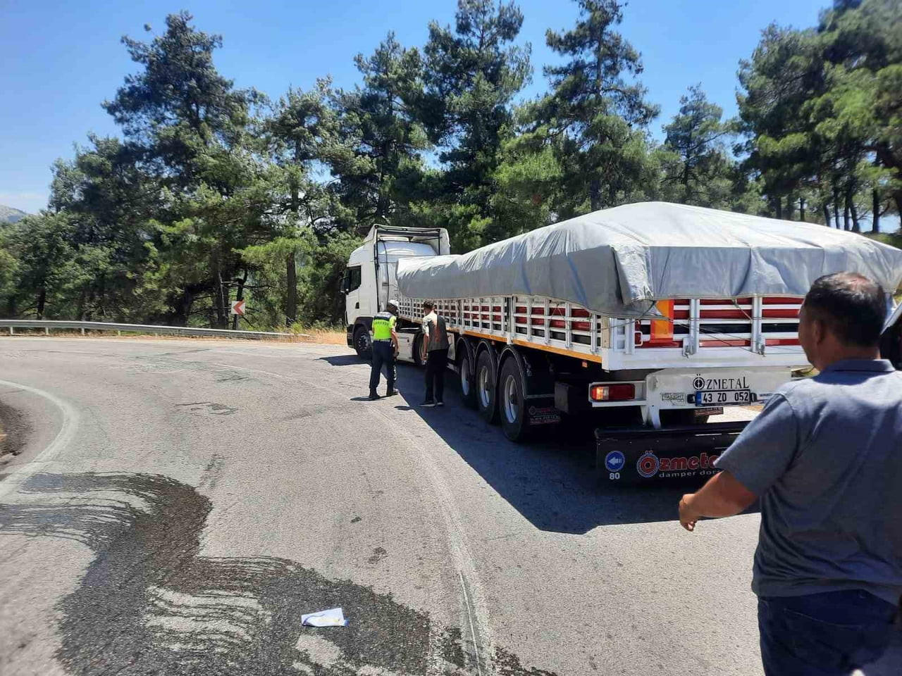 BALIKESİR'DE SEYİR HALİNDEKİ TIRA ARKADAN ÇARPAN OTOMOBİLİN TAKLA ATMASI SONUCU 4 KİŞİ...