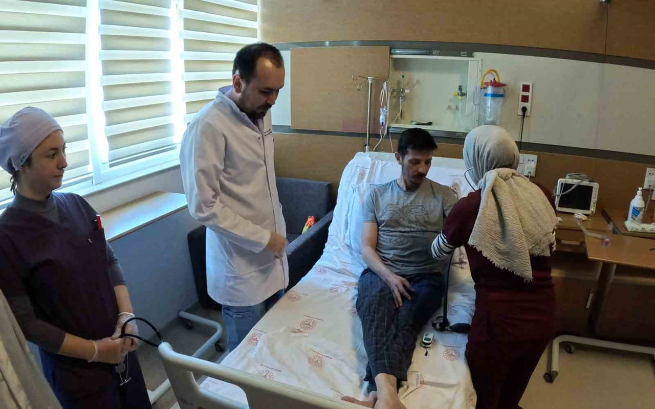 BALIKESİR'DE ŞİDDETLİ GÖĞÜS AĞRISI NEDENİYLE HASTANEYE BAŞVURAN MEHMET DAYI'NIN YAPILAN...