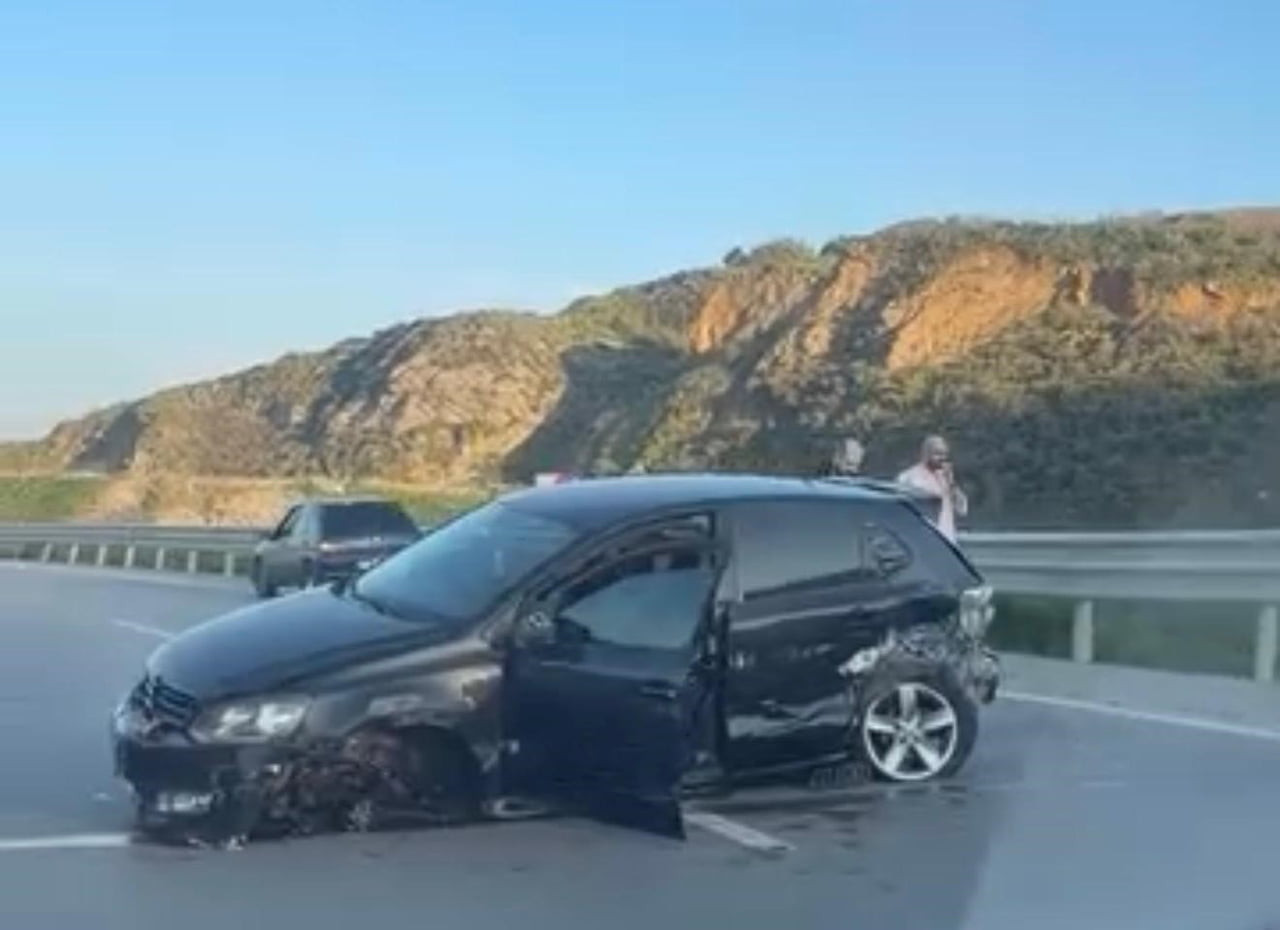 BALIKESİR'DE TRAFİK KAZASI; ARAÇ BARİYERLERE ÇARPTI