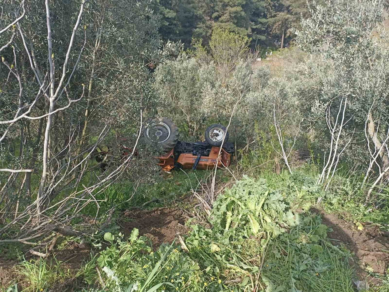 BALIKESİR'DE TRAKTÖR ŞARAMPOLE UÇTU; 2 YARALI