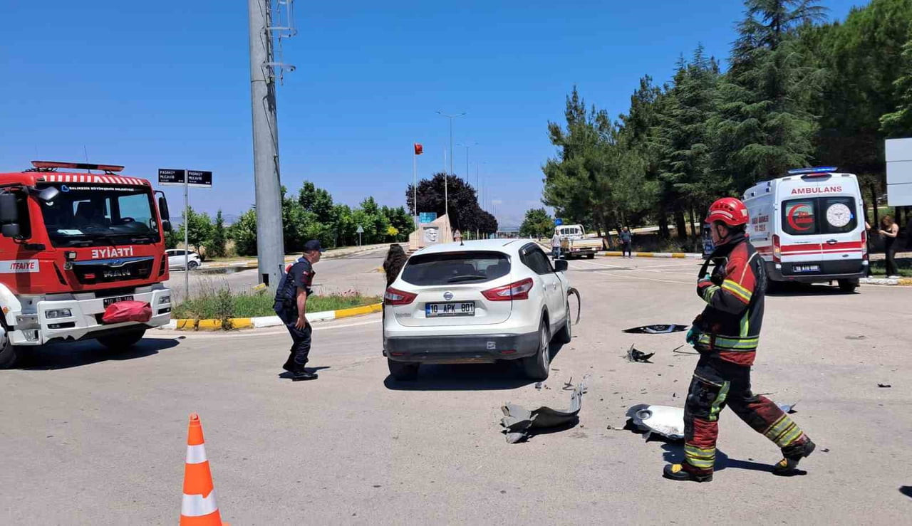 BALIKESİR'DE ÜNİVERSİTENİN KAMPÜS GİRİŞİNDE ÇARPIŞAN ARAÇLARDAKİ 2 ÖĞRENCİ...