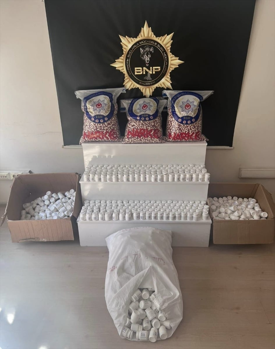 Balıkesir'de uyuşturucu operasyonunda gözaltına alınan 2 şüpheli tutuklandı. Operasyonda 52 bin...