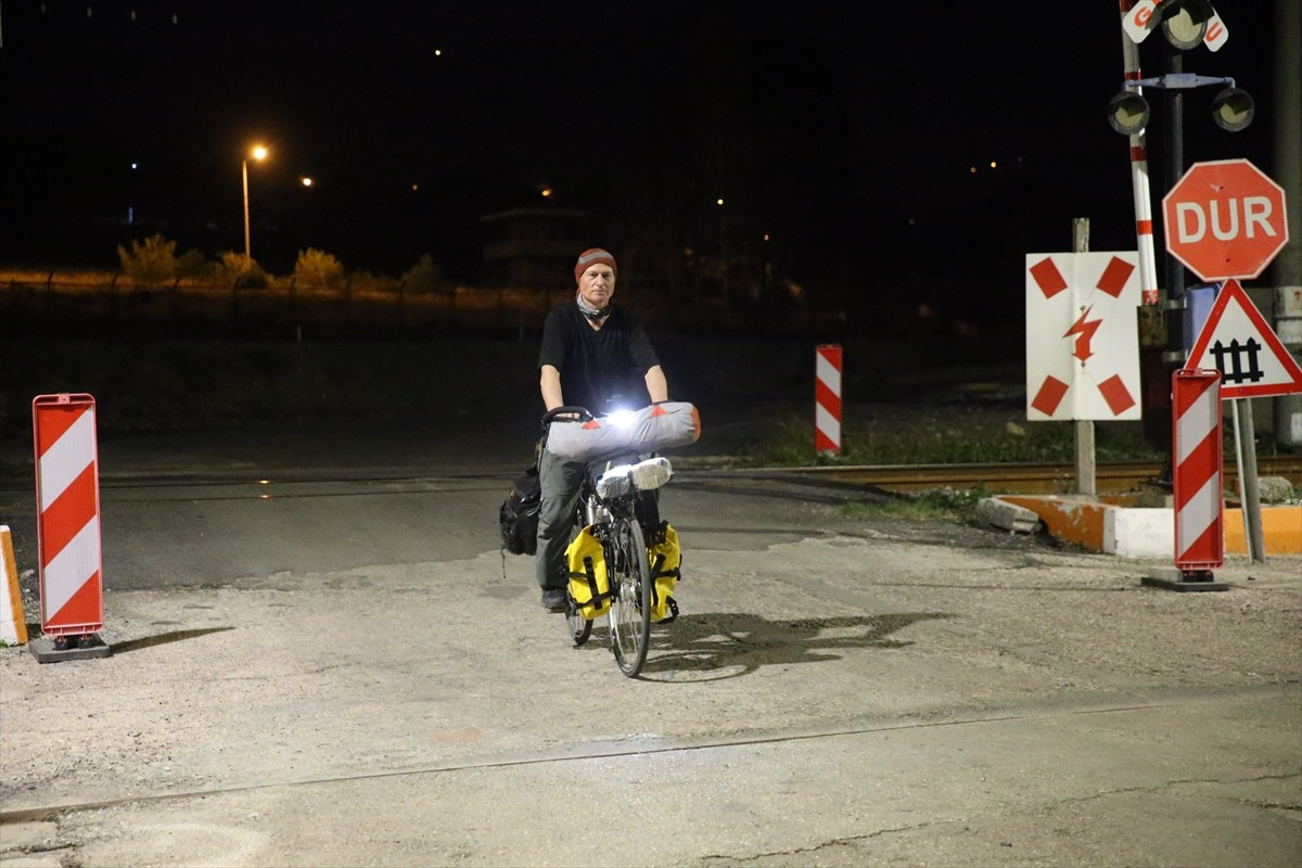 Balıkesir'den bisikletiyle 11 gün önce umreye gitmek için yola çıkan işçi emeklisi 68 yaşındaki...