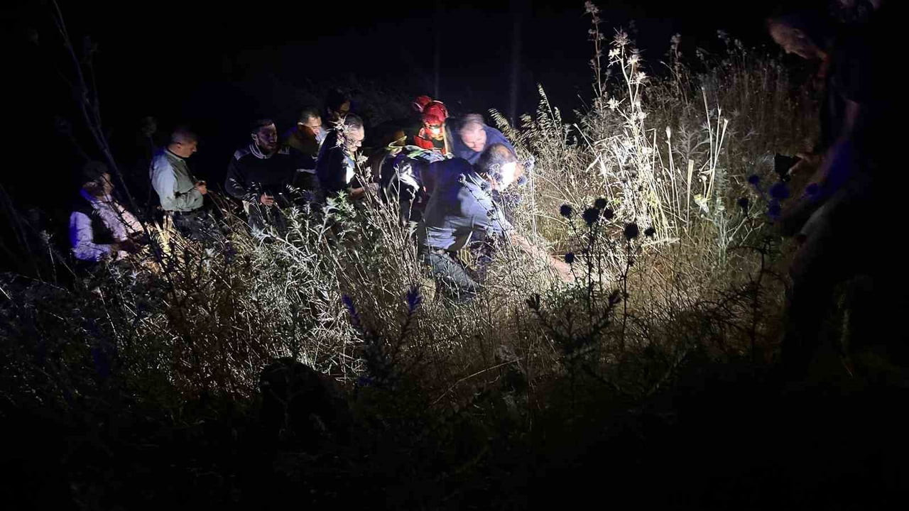 BALIKESİR'İN ALTIEYLÜL İLÇESİNDE YOLDAN ÇIKIP ŞARAMPOLE UÇAN TRAKTÖRDE BULUNAN 3 KİŞİ YARALANARAK...