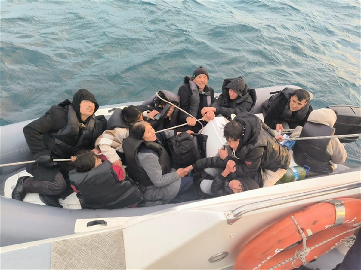 Balıkesir'in Ayvalık ilçesi açıklarında, sürüklenen lastik bottaki 10 düzensiz göçmen karaya...