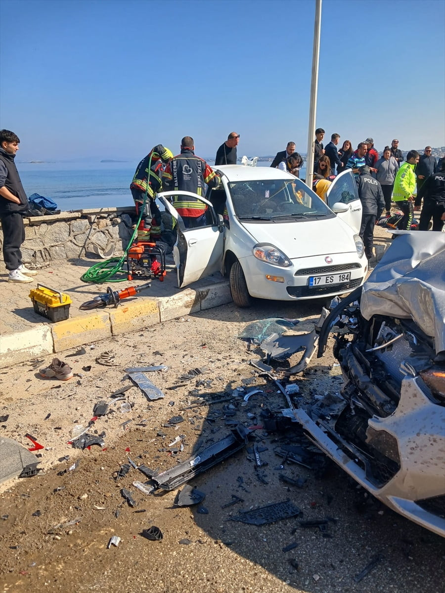 Balıkesir'in Ayvalık ilçesinde 2 otomobilin çarpışması sonucu meydana gelen trafik kazasında 6...