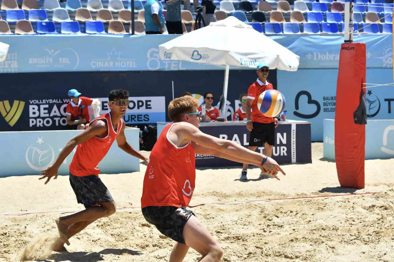 BALIKESİR'İN AYVALIK İLÇESİNDE DÜZENLENEN BVA PLAJ VOLEYBOLU BALKAN ŞAMPİYONASI SONA ERDİ.