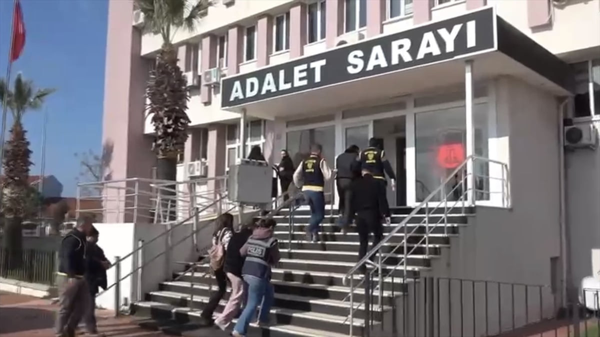 Balıkesir'in Ayvalık ilçesinde düzenlenen eş zamanlı operasyonda, fuhuşa teşvik ve aracılık...