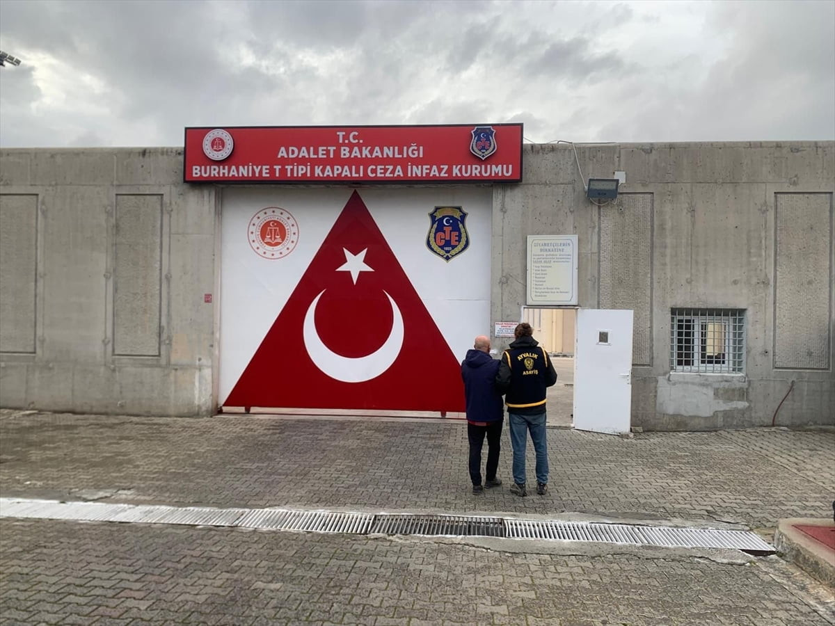 Balıkesir'in Ayvalık ilçesinde, kendisini "emniyet müdürü" olarak tanıtarak iş insanlarına şantaj...